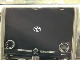 【メーカー純正ナビ】インテリアに溶け込むスタイリッシュな「専用設計」メーカーナビを装備♪視認性や操作性など基本性能にも優れ、より上質なカーライフをお楽しみいただけます。