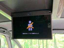 【フリップダウンモニター】大画面モニターで後席でもエンタメをお楽しみいただけます。小さなお子様にも大人気の装備です♪
