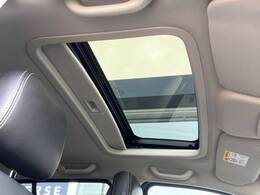 ●サンルーフ：開放感たっぷりの希少装備、サンルーフが装着されています！車内に明かりを取り入れたり景色を楽しむ以外にも、車内の空気も簡単に換気できて快適です！