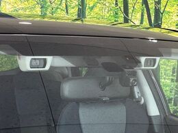 【アイサイト】前方の車両等を検知し、衝突しそうな時は警報で注意を促し、ブレーキを踏む力をサポート。ブレーキを踏めなかった場合は衝突被害軽減ブレーキが作動、衝突回避をサポートします。
