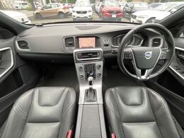 大人気コンパクトカーV40のダイナミックエディションが入庫しました！ボルボが誇る安全機能は標準装備！どんなシーンでも活躍してくれます♪スタッフお勧めの一台です！ぜひご覧ください！