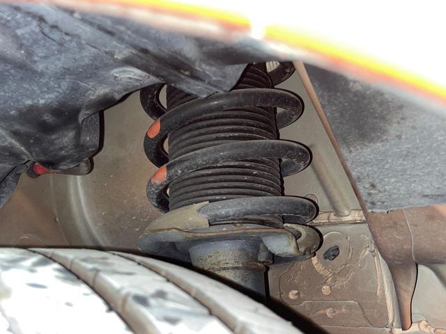 お車を安心してお乗りいただく為には、足回りの定期点検が欠かせません。サービスサポート（有償保証）では無料点検もご提供しており、安心のカーライフをお過ごしいただけるサポート体制が整っています。