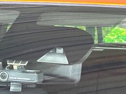 【インテリジェントエマージェンシーブレーキ】フロントカメラで前方の車両や歩行者を検知。衝突しそうな時は衝突被害軽減ブレーキが作動、衝突回避をサポート。より安全にドライブをお楽しみいただけます。