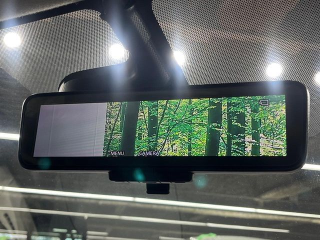 【インテリジェントルームミラー】後席の大きな荷物や同乗者で後方が確認しづらい時でも安心！カメラが撮影した車両後方の映像をルームミラー内に表示。クリアな視界で状況の確認が可能です！