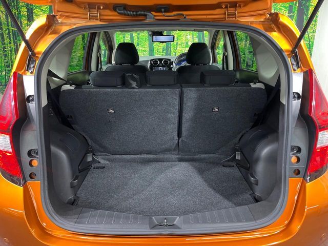 普段のお買い物や通勤、送迎等に十分な荷室スペースを確保しております。セカンドシートを倒すと、大きな荷物の積載も可能です♪