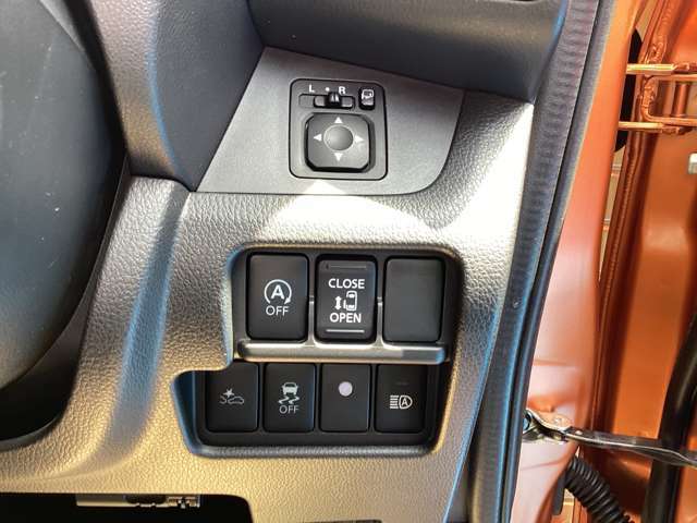 ボタンなどで自動開閉が出来る左側オートスライドドアに、右側オートクロージャー半ドア防止機能が付いてます。
