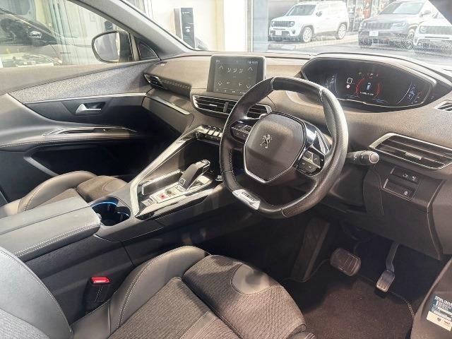 高級感のあるプジョーならではのスタイリッシュなインテリア。