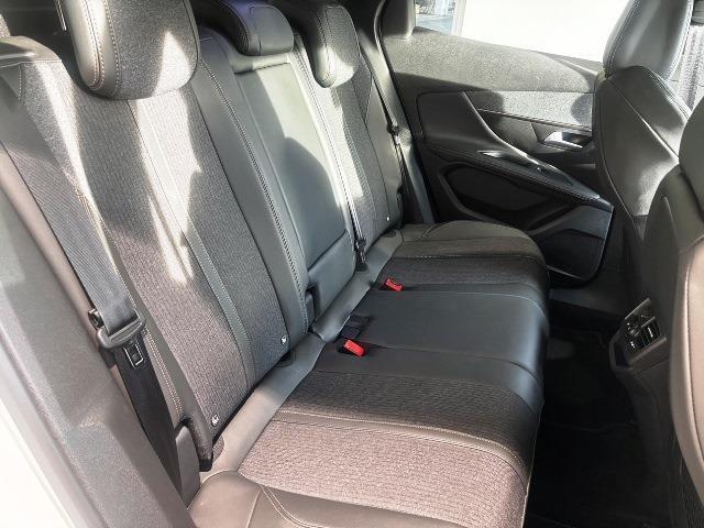 フロントだけでなく、リアシートも広々とした空間が確保されています。