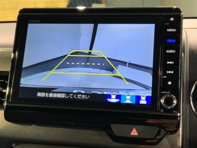 リバースギアに入れるだけで後方の表示へ切り替わります。夜間や雨の日の駐車も楽になりますよ。