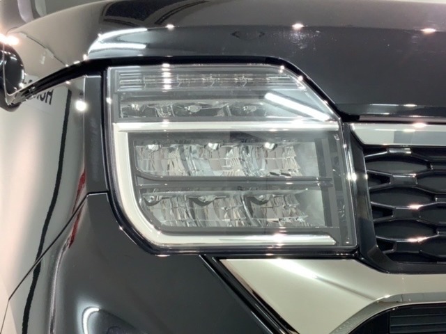 LEDヘッドライトは、点灯の瞬間から最大光量を発揮し、突然暗くなるトンネルなどでの安定感を高めます。