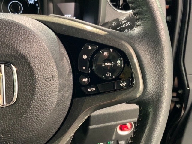 クルーズコントロールを装備しています。高速道路などで一定の速度で走ってくれるので運転が楽ですよ！速度を設定できますので、スピードの出しすぎにも注意できます。