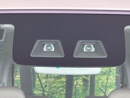 【スマートアシスト】走行中に前方の車両等を認識し、衝突しそうな時は警報とブレーキで衝突回避と被害軽減をアシスト。より安全にドライブをお楽しみいただけます。