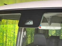 【スマートアシスト】走行中に前方の車両等を認識し、衝突しそうな時は警報とブレーキで衝突回避と被害軽減をアシスト。より安全にドライブをお楽しみいただけます。