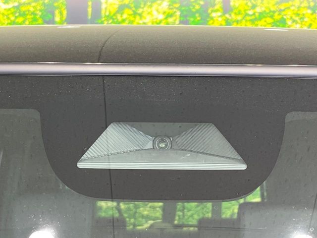 【ホンダセンシング】走行中に前方の車両等を認識し、衝突しそうな時は警報とブレーキで衝突回避と被害軽減をアシスト。より安全にドライブをお楽しみいただけます。