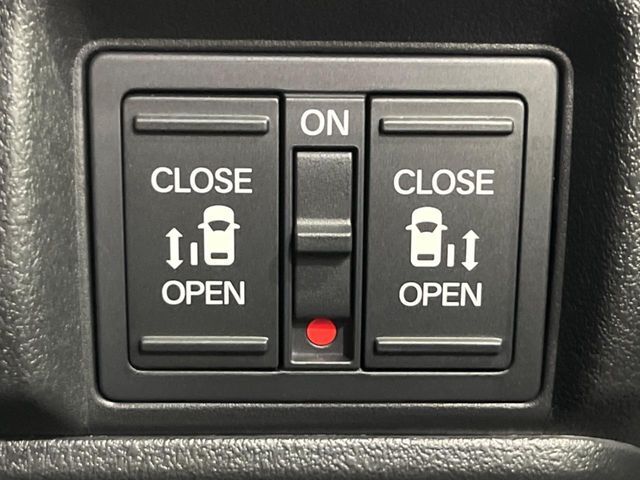 【両側パワースライドドア】スマートキーや運転席のスイッチで後席両側スライドドアの開閉が可能♪電動だから力を入れてドアを開ける必要が無く、小さなお子様でも簡単に開け閉めでき快適です♪
