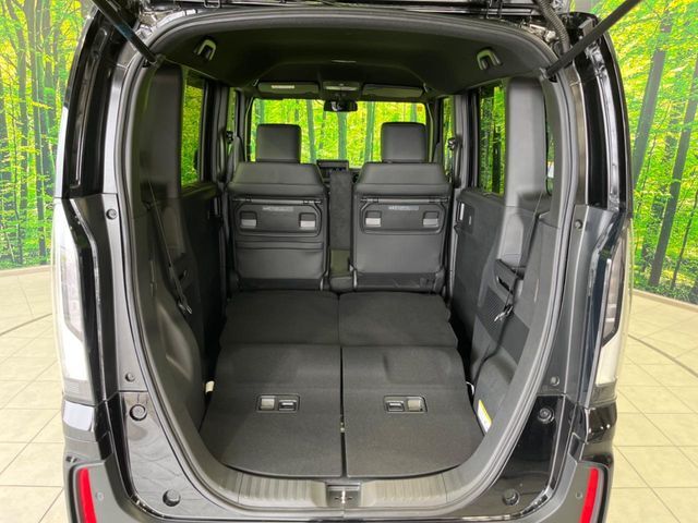 普段のお買い物や通勤、送迎等に十分な荷室スペースを確保しております。セカンドシートを倒すと、大きな荷物の積載も可能です♪