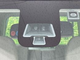 【エマージェンシーブレーキ】走行中に前方の車両等を認識し、衝突しそうな時は警報とブレーキで衝突回避と被害軽減をアシスト。より安全にドライブをお楽しみいただけます。