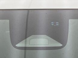 【ホンダセンシング】走行中に前方の車両等を認識し、衝突しそうな時は警報とブレーキで衝突回避と被害軽減をアシスト。より安全にドライブをお楽しみいただけます。