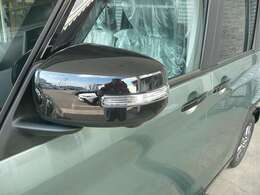 ウィンカーミラーです！！方向指示器を出すとミラーがピカピカ光ります！！見た目もオシャレですが、巻き込み防止にも役立ちます！！オシャレで便利な装備！！