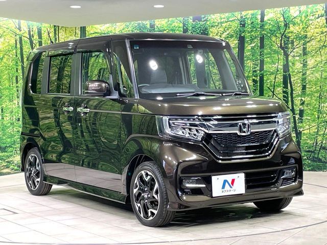 大好評のボディコーティング「弾スプラッシュコート」もご納車までに施工可能。通常のガラスコートと異なる、耐久年数6年の無機質ガラスコーティングが、ボディをキレイな状態に保ってくれます。