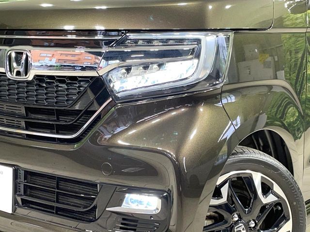 【LEDヘッドライト】悪天候や夜間走行時も良好な視界を確保し安心して運転できる高輝度LEDヘッドライトを装備！点灯速度が早く、消費電力も抑えられています。