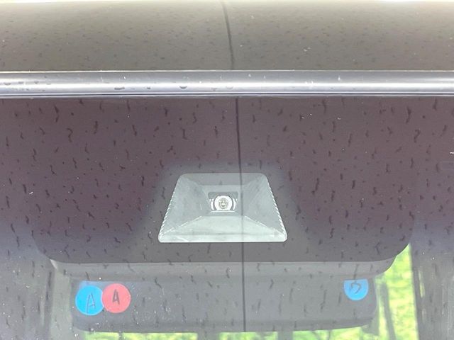 【ホンダセンシング】走行中に前方の車両等を認識し、衝突しそうな時は警報とブレーキで衝突回避と被害軽減をアシスト。より安全にドライブをお楽しみいただけます。