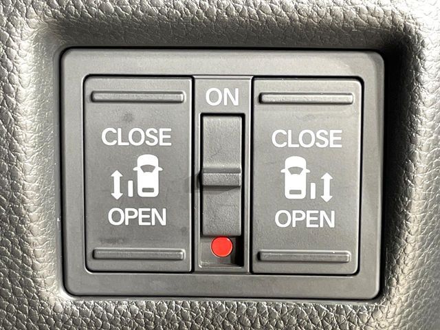 【両側パワースライドドア】スマートキーや運転席のスイッチで後席両側スライドドアの開閉が可能♪電動だから力を入れてドアを開ける必要が無く、小さなお子様でも簡単に開け閉めでき快適です♪
