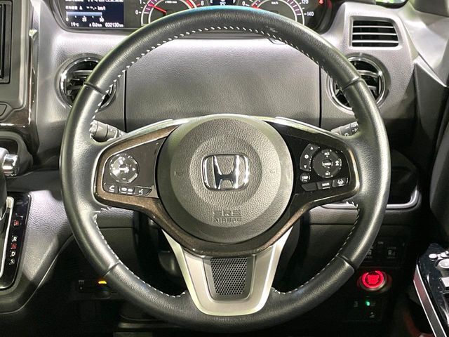 【純正革巻きステアリング】上質な革を使用することで、手にしっかり馴染みとても運転しやすいハンドルです♪