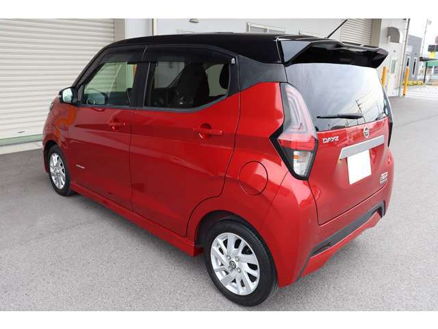 リアバンパーはバック駐車時などに傷をつけてしまいがちですが、写真の通り大きな傷もございません♪車庫入れの際も丁寧に運転されていたのが分かるお車でございます。