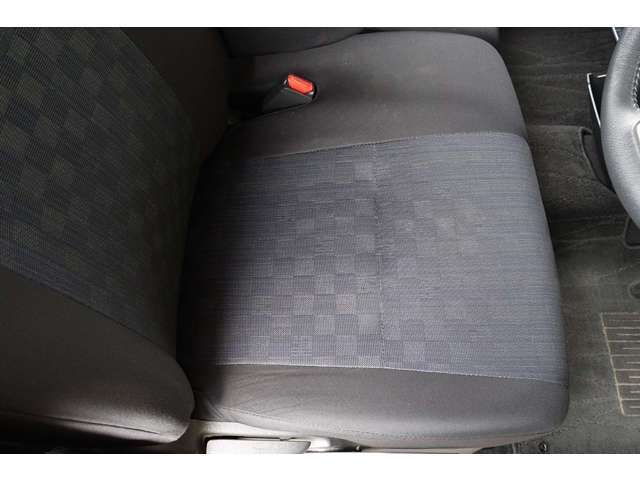 多く座る運転席の座面ですので多少のヨレはありますが、切れやほつれなどもなく綺麗に保たれております。こちらの個体は定期的なクリーニングによってレールの詰まりなどもなくスムーズに可動いたします。
