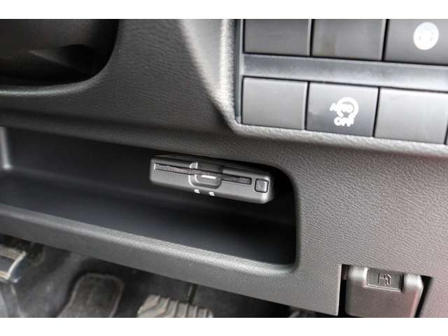 こちらの個体はETC装備車両になります。ステアリング下に設置されていて、目立たず外観を損なうこともなくスマートに付いています。近い位置に付いているので急な対応でも運転席から動かずに行えますね♪