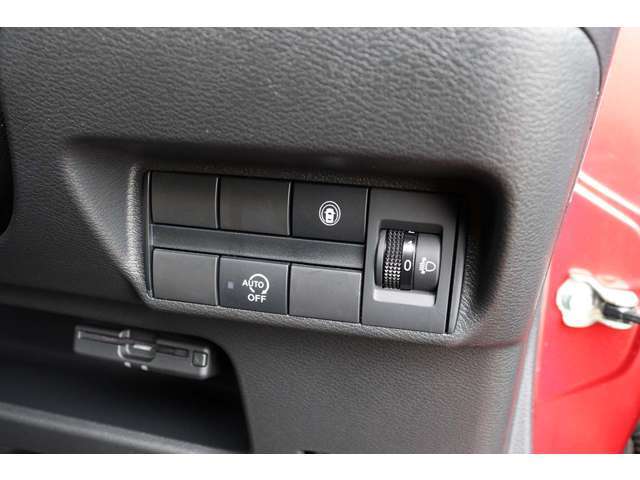セーフティシールドスイッチになります。こちらのボタンで車線逸脱防止警告のON/OFFが可能となっております。このような先進機能も付いていて安心ですね♪スイッチはスレや傷などもございません！