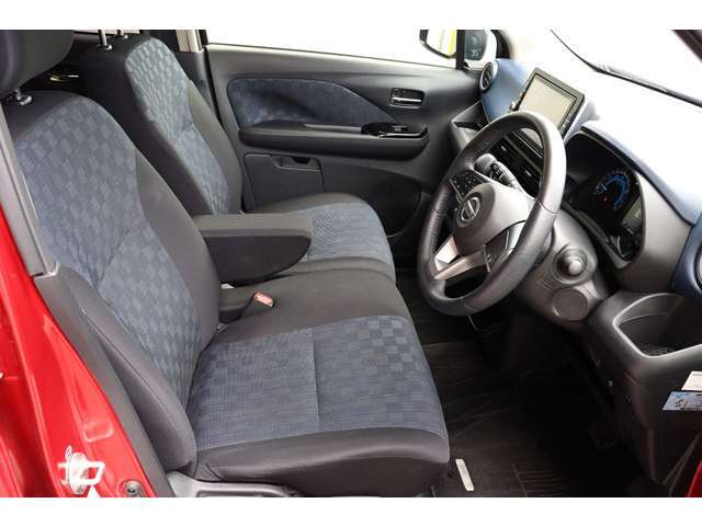 車内に関しましてはタバコの臭いも無く、コゲ跡も染み等も一切ございません。定期的にクリーニングされていたため綺麗な状態でございます。