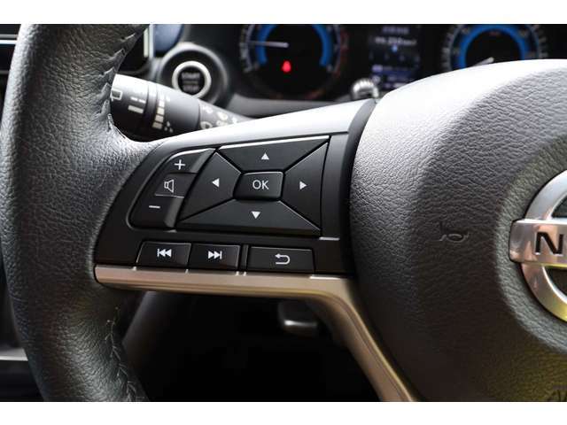 傷つきがちなステアリングスイッチも、傷もなく綺麗な状態です。他の車両ですと内装スイッチが傷ついていたり、べたつきがあったりとありますが非常に綺麗です。