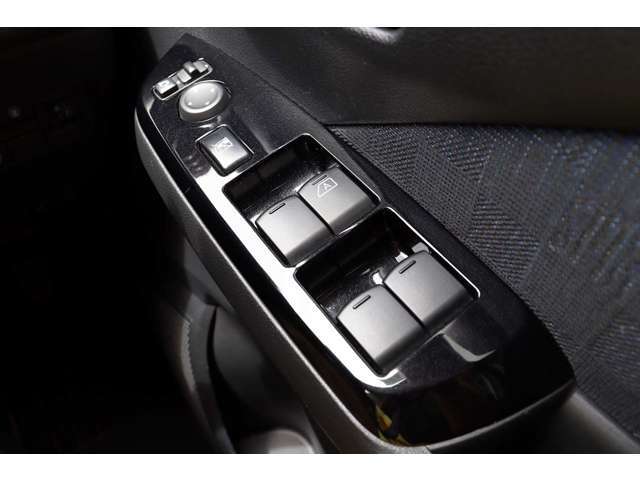 運転席側のパワーウインドウスイッチも爪による線キズやスイッチのがたつきもなく綺麗な状態です。ピアノブラック調パネルも新車時の艶感を保っておりスポーティな印象を与えてくれます！