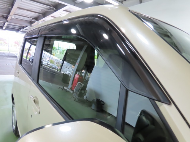 雨の日の換気に便利なドアバイザーがついています。