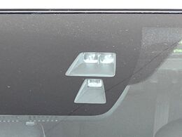 【スマートシティブレーキサポート】低速走行中に前方の車両等を認識し、衝突しそうな時は警報とブレーキで衝突回避と被害軽減をアシスト。より安全にドライブをお楽しみいただけます。