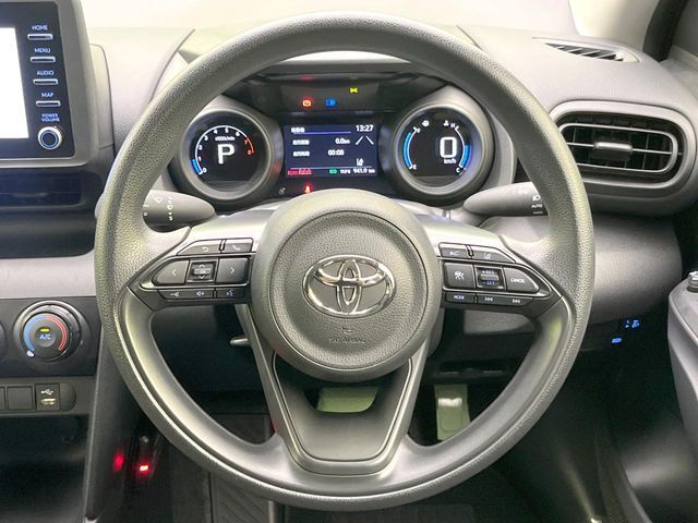 インテリアに合わせたデザインのステアリングは、運転される方のことも考え、運転しやすい形状、大きさです。是非一度、実際に触ってお確かめください。