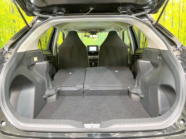 積み下ろしのしやすいデッキにはたっぷりと荷物を積み込んでいただけます。遊びから仕事まで、様々なシーンで頼れます♪