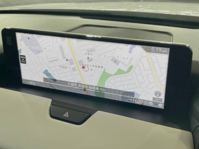 【12.3インチマツダコネクト】車内の雰囲気にマッチした大型ディスプレイ。スマホ接続でのナビ使用やBluetooth再生等、様々な機能が楽しめます。直感的なダイヤル操作が可能で、使い勝手も良好です。