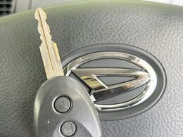 【キーレス】少し離れた場所からでもボタン一つでドアの開錠・施錠ができるのでとっても便利！ドアの鍵穴周りに傷をつけることもありません♪