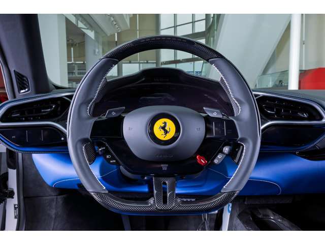 LED付カーボンステアリングホイールを装備しています。ウインカー、ワイパー、走行モード切替スイッチなどの機能を集約させたステアリングです。