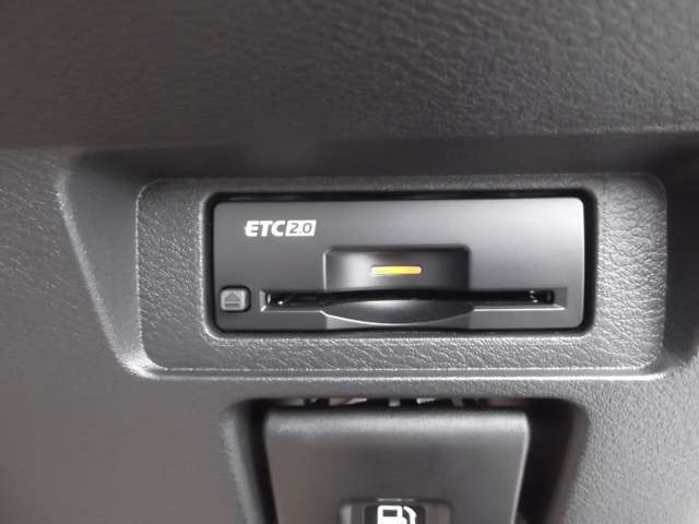 ETCならこんな利点が！！1. キャッシュレスシステムで、現金などを用意する必要無し！2. 料金所をノンストップで通過！3. 料金所付近での発進・停止の繰り返しがなくなり、排気ガスや騒音の発生が削減されます。