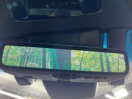 【デジタルインナーミラー】後席の大きな荷物や同乗者で後方が確認しづらい時でも安心！カメラが撮影した車両後方の映像をルームミラー内に表示。クリアな視界で状況の確認が可能です！