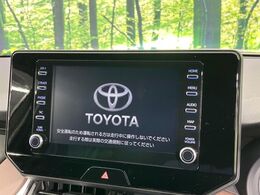 【純正ナビ】人気の純正ナビを装備しております。ナビの使いやすさはもちろん、オーディオ機能も充実！キャンプや旅行はもちろん、通勤や買い物など普段のドライブも楽しくなるはず♪