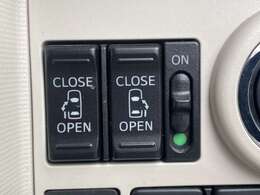 【両側パワースライドドア（ウェルカムオープン機能）】降車時にスイッチで予約しておけば、乗車時にアクセスキーを持ってクルマに近づくだけで、パワースライドドアが自動で解錠しオープンします！