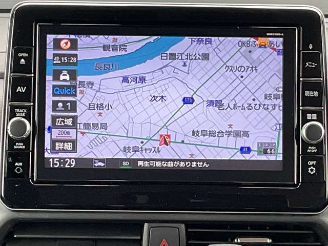 通信ユニット内蔵の日産純正メモリーナビ（MM319D-L）装備、音声対話検索やスマホアプリと連動などに対応した高機能ナビ。高精細液晶による高画質、多彩なメディア再生に加え、初回車検まで3回地図更新が無料です。