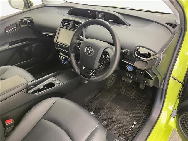 【運転席】座り心地が良いシートなので長時間の運転でも快適にお過ごしいただけます。新品のフロアマットのご注文も可能です。掲載箇所以外にご希望の写真がございましたらお気軽にお問い合わせ下さい。