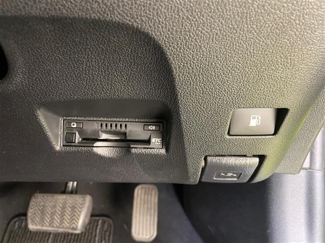 【ETC】有料道路を利用する際に料金所で停止することなく通過できる、ETC車載器（ノンストップ自動料金収受システム機器）が装備されています。セットアップを行うことで利用可能になります。