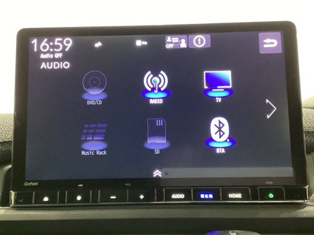 ワイド画面のナビゲーションはフルセグTV、インターナビ対応のGathers純正メモリーナビを搭載しています。Bluetoothオーディオ機能がありますので、スマートフォンなどの音楽も再生できます。